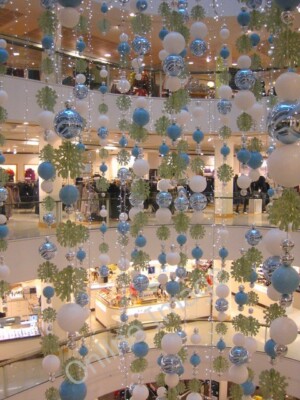 Foto 6x4 Das zentrale Atrium in Peter Jones Westminster wunderschön dekoriert c2009