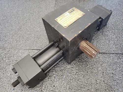 Parker Hydraulic Rotary Actuator 1-1/4" Splined Shaft 180 HTR3 7-1803C-XX12-C132