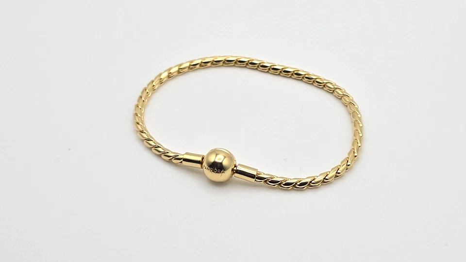 BRAND NEW DESIGN Pandora Moments Round Clasp 14k Gold Plated Bracelet 564028C00 - Image 2 of 4