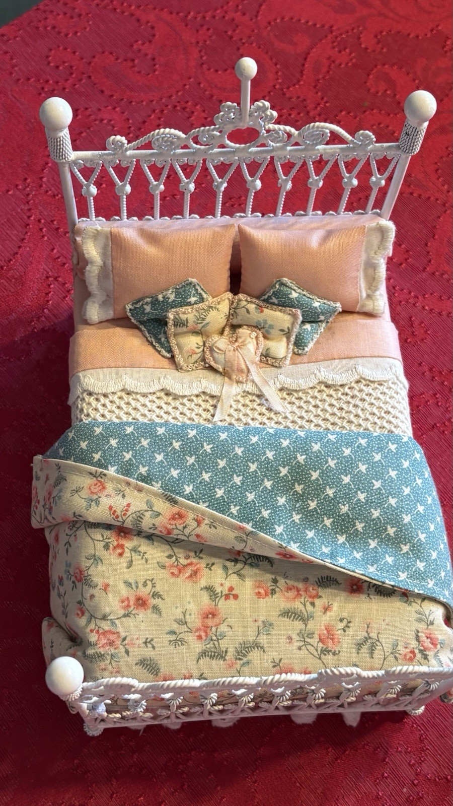 Dollhouse Miniature Artist Lorraine Scuderi 1993 Wire Bed With Bedding & Pillows