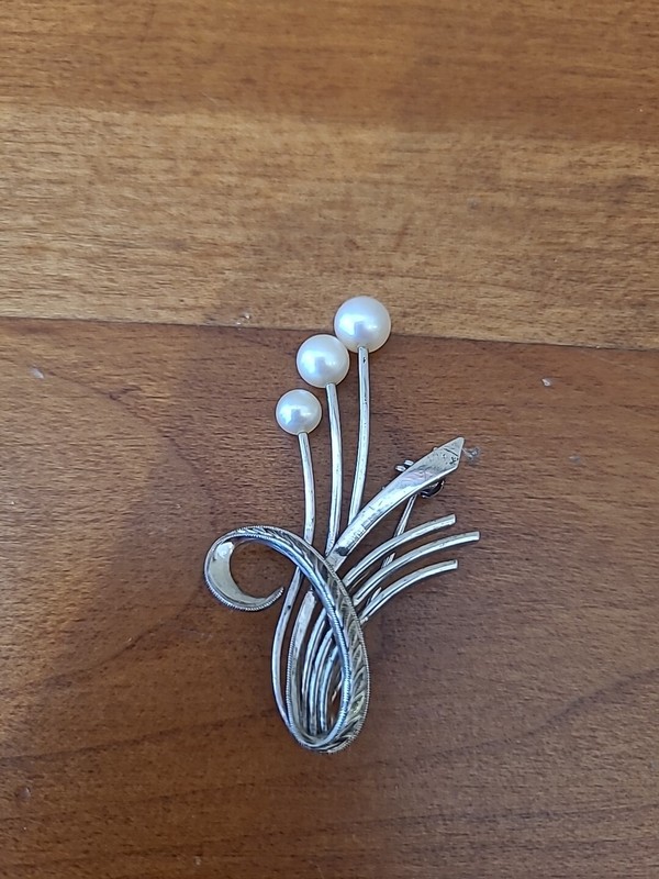 Beautiful Vintage Mikimoto Sterling Silver Pearl Brooch  C27