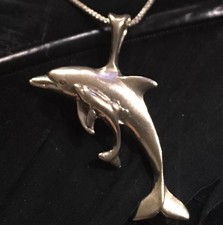 ADORABLE ESTATE STERLING SILVER MOTHER BABY DOLPHIN PENDANT NECKLACE 18  LONG