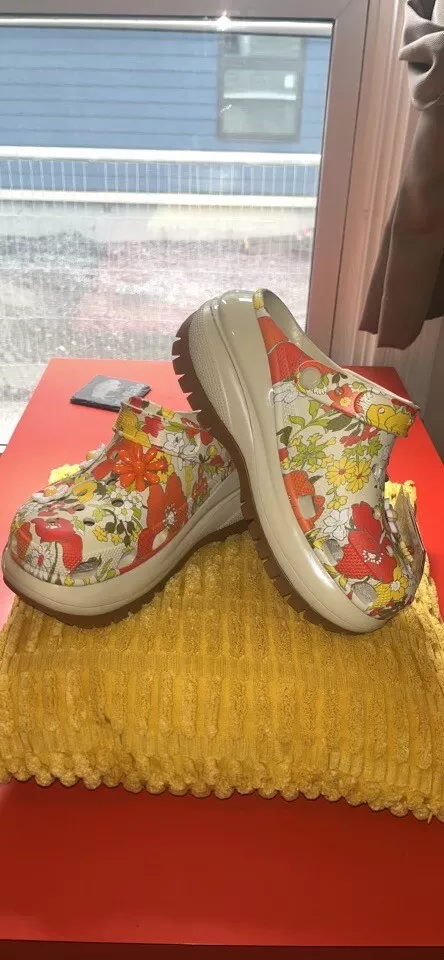 Crocs Mega Crush Clog Retro Floral in hand Men 7 Women 9