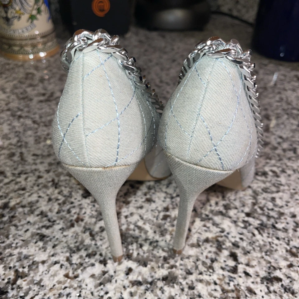 ☀️ Cabo Robbin Cruise acolchoado corrente acabamento salto alto agulha couro sintético cinza 6M - Imagem 4 de 4