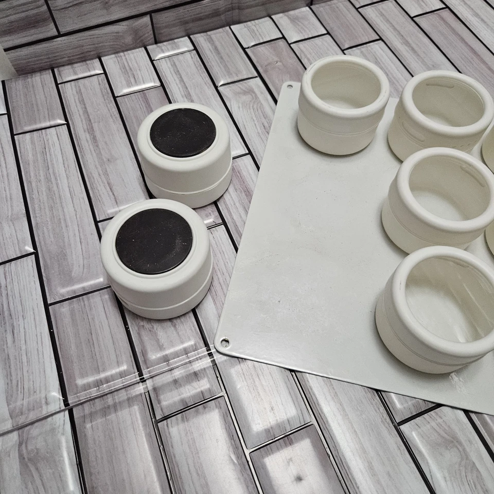 Paquete de 9 latas magnéticas de especias de 2,5 pulgadas con placa de pared de metal blancas  Foto 3 de 4