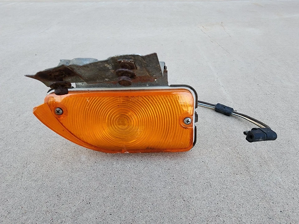 Оригинальный желтый парковочный габаритный фонарь в сборе для Ford Maverick 1970-1972 годов выпуска от оригинального производителя для правшей - Изображение 3 из 4