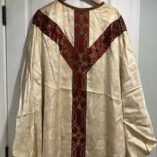 Católicos Sacerdotes Crema y Casulla Roja y Estola