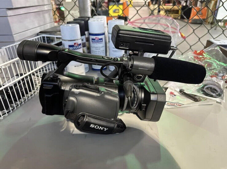 Sony HVR-V1U 3-CMOS 1080i Professional HDV Camcorder with Sony HVR-V1U 3-CMOS 1080i Professional HDV Camcorder with