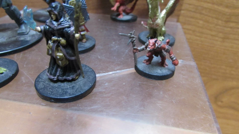 DnD, D&D mini lote de 8 figuras de juego de fantasía RPG Wizards 2017 Foto 3 de 4