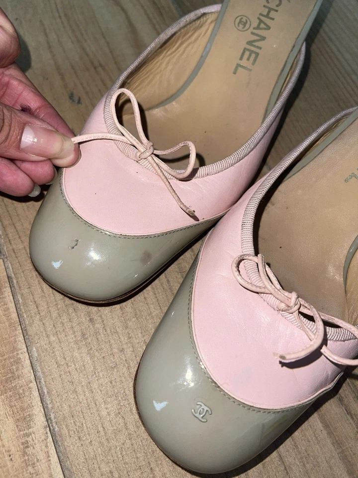Chanel Gatito Tacón Mules Talla 38 Rosa Negro Cuero CC Logo Arco Gorra Puntera De Colección Y2K Foto 3 de 4