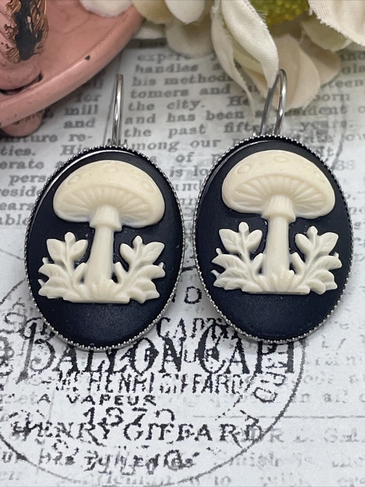 Brincos Mushroom Hippie Mod 70’s Cameo Silver Plate presente de casamento aniversário - Imagem 2 de 4