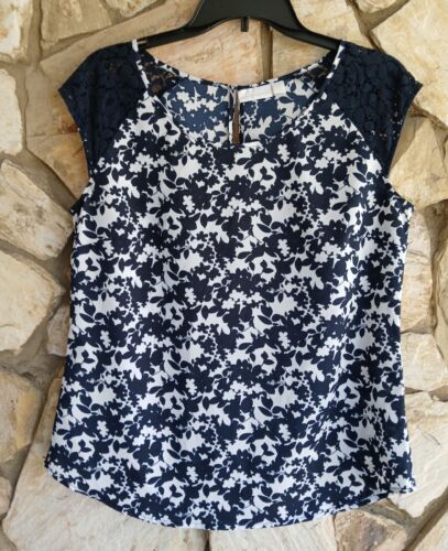 New York & Company M Black/White Floral W/Lace Cap Sleeve Accent Top - Afbeelding 1 van 5