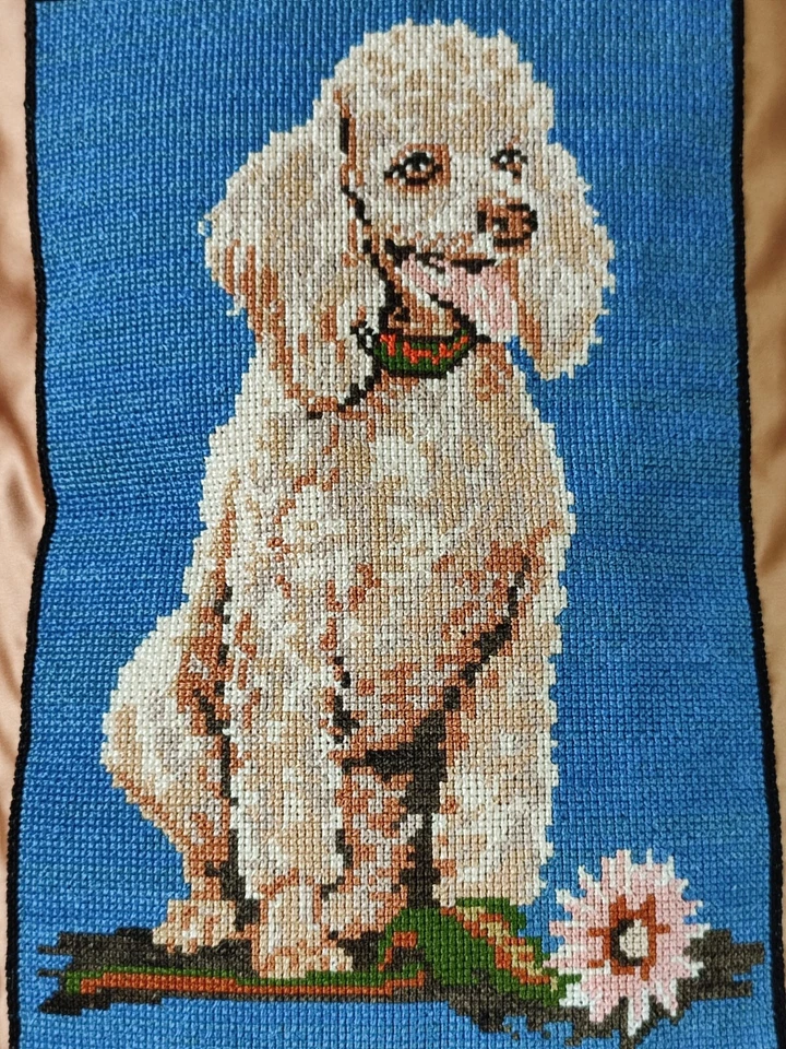 ANCIEN COUSSIN TAPISSERIE CHIEN CANICHE SUR TISSU SATINÉ 53 X 37 CM - Photo 3/4