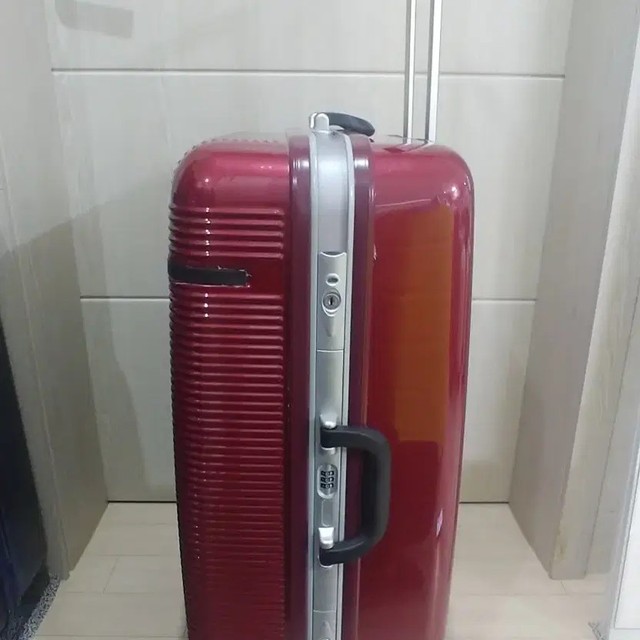 28-inch Hard Shell Travel Suitcase Burgundy