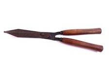 Alte Heckenschere Gartenschere manuell L 60 cm Schnittlänge 23 cm Holzgriffe DDR