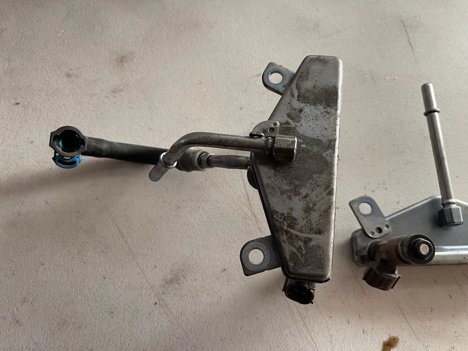 2012 Subaru Legacy Fuel Injectors Left Right 2.5liter Non Turbo  Sohc Cvt - Image 3 of 4