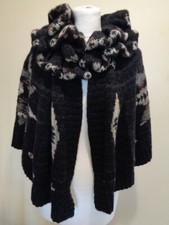 RALPH LAUREN GRAU UND MULTI HANDGESTRICKT WOLLCAPE MIT RÜSCHENKRAGEN - GRÖSSE XS