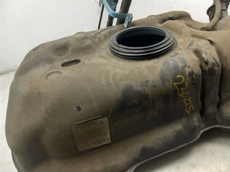 12-19 TOYOTA PRIUS C 1.5L FWD AT 9.5 GALLON GAS FUEL TANK  - Image 3 of 4