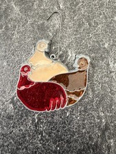 Ancien petit ornement à suspendre fenêtre en verre teinté poulet poule soleil 2"