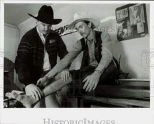 1989 Press Photo Joe Hester examines bull rider Rode Henley's leg at rodeo.