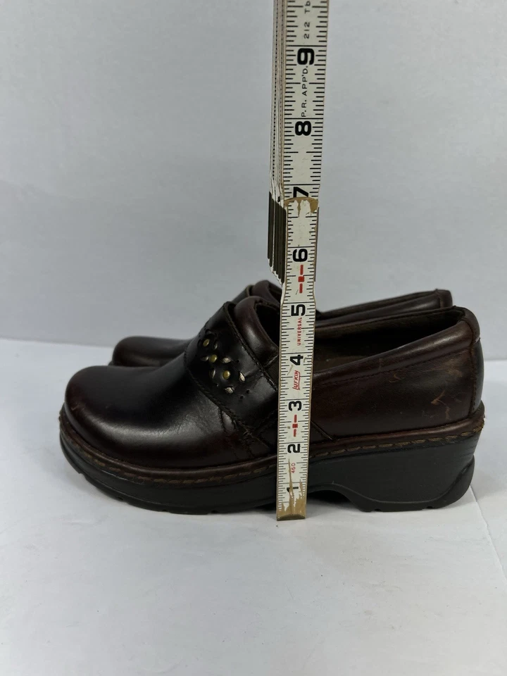 Klogs Brown Leather with Gold Studs Slip Resistant Slip On Clogs Women’s Shoe 8M - Image 3 of 4