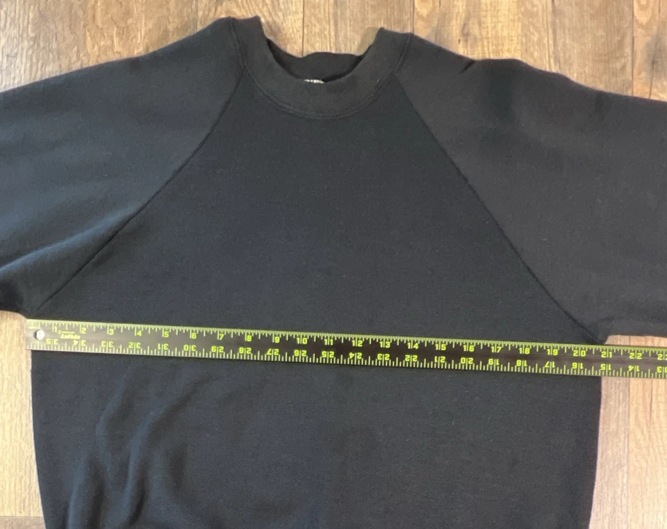 Pulôver moletom vintage anos 90 preto desbotado em branco gola redonda feminino L grunge. - Imagem 4 de 4