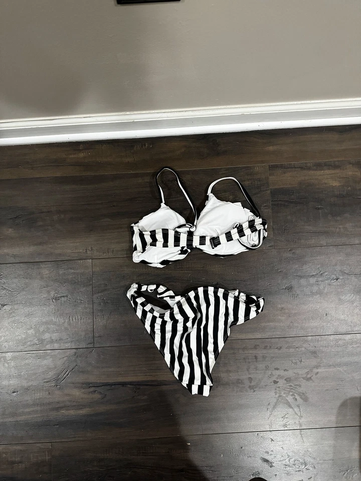 Bikini blanco y negro a rayas sin límites - Top mediano, parte inferior pequeña Foto 2 de 2