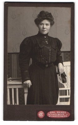 Fotografie Emil Maas, Schneeberg, Junge Dame im modischen Kleid 