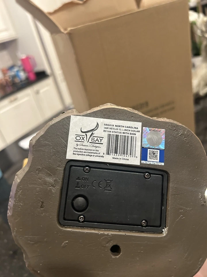Estatua solar de 13,5 pulgadas con tacones alquitranados de Carolina del Norte con letrero abierto para fotos Foto 3 de 4
