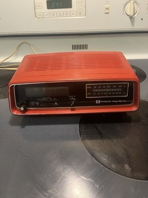 VINTAGE HITACHI CHERRY RED DIGI BRITE FLIP ILLUMINATED RADIO/CLOCK  See Below