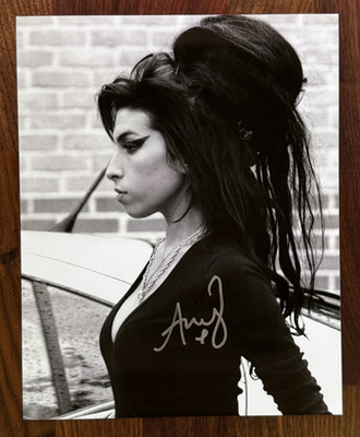 AMY WINEHOUSE 8x10 Autographed Photo / Picture + COA