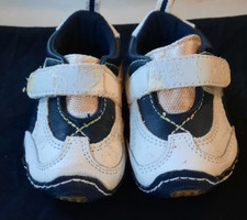 VINTAGE TODDLER WHITE WITH NAVY BLUE ACCENTS AROUND THE FRONT OF SHOE SIZE 4