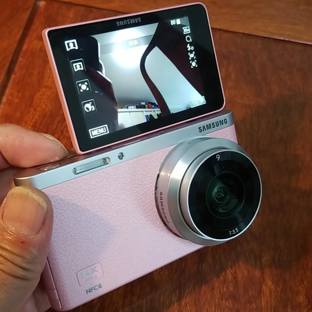 【中古】「非常に良い（無料延長保証）」Samsung 20mm NX パンケーキレンズ NXシリーズカメラ用。 Samsung NX300 20.3 MP Wi-Fi Mirrorless Digital Camera with 18-55mm