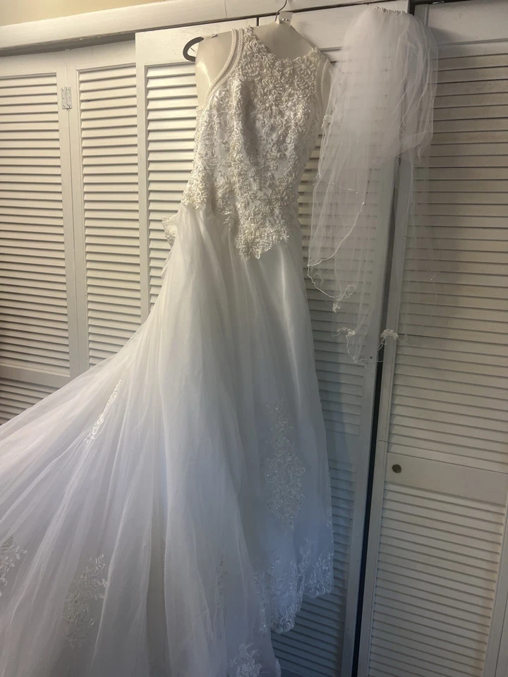 Precioso Vestido de Novia Etiqueta Privada Por G Adornado Tren Largo con Velo Talla 4 Foto 3 de 4