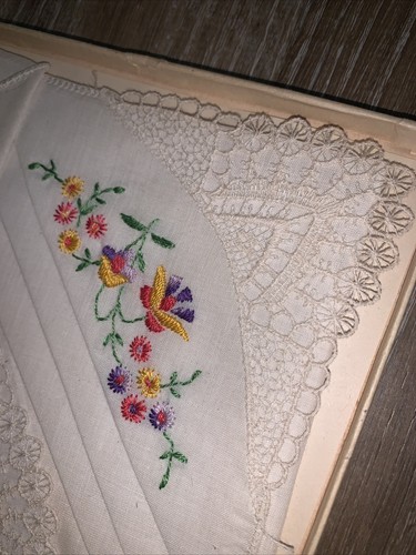 VINTAGE 1950’s Hand Loom 3 EMBROIDERED HANDKERCHIEFS IN CARDBOARD BOX - Picture 5 of 9
