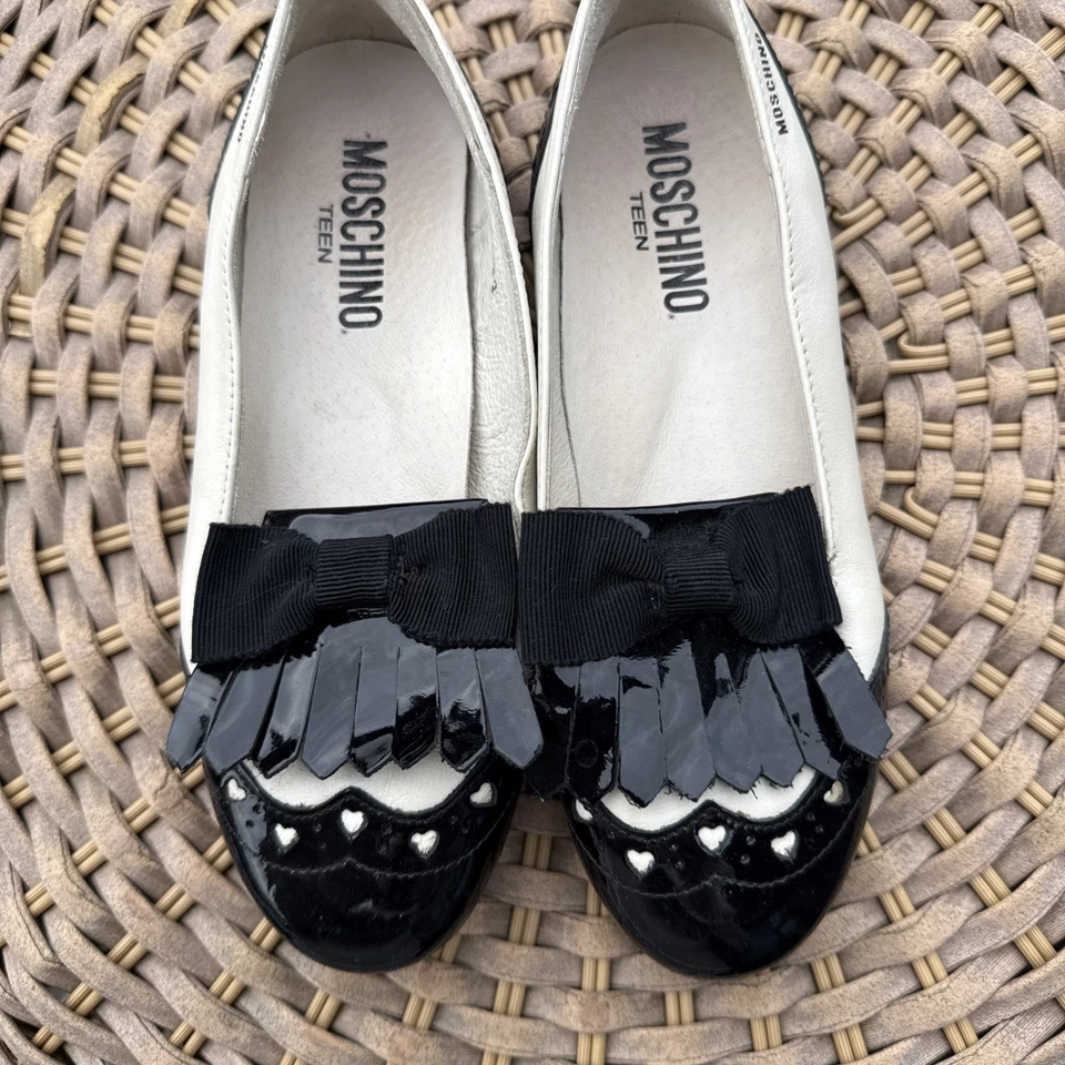 Moschino Girls White & Black Flats 33 EU 1 US Hassle Loafer Bow Heart 9 Year Old - Image 2 of 4