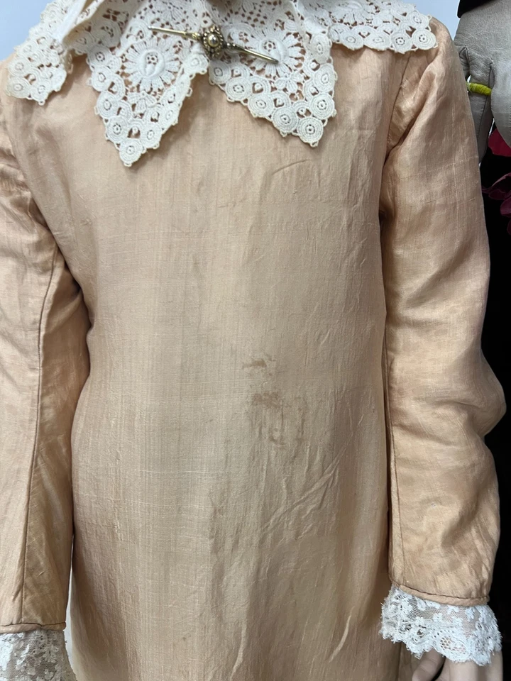 Vestido infantil antiguo. Europa, 1880-1890. Foto 3 de 4