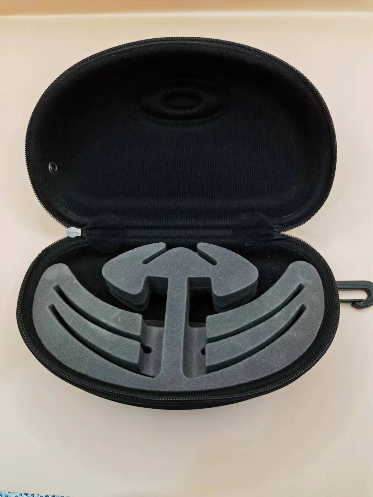 Estuche/estuche rígido con cremallera Oakley para gafas de sol solamente.