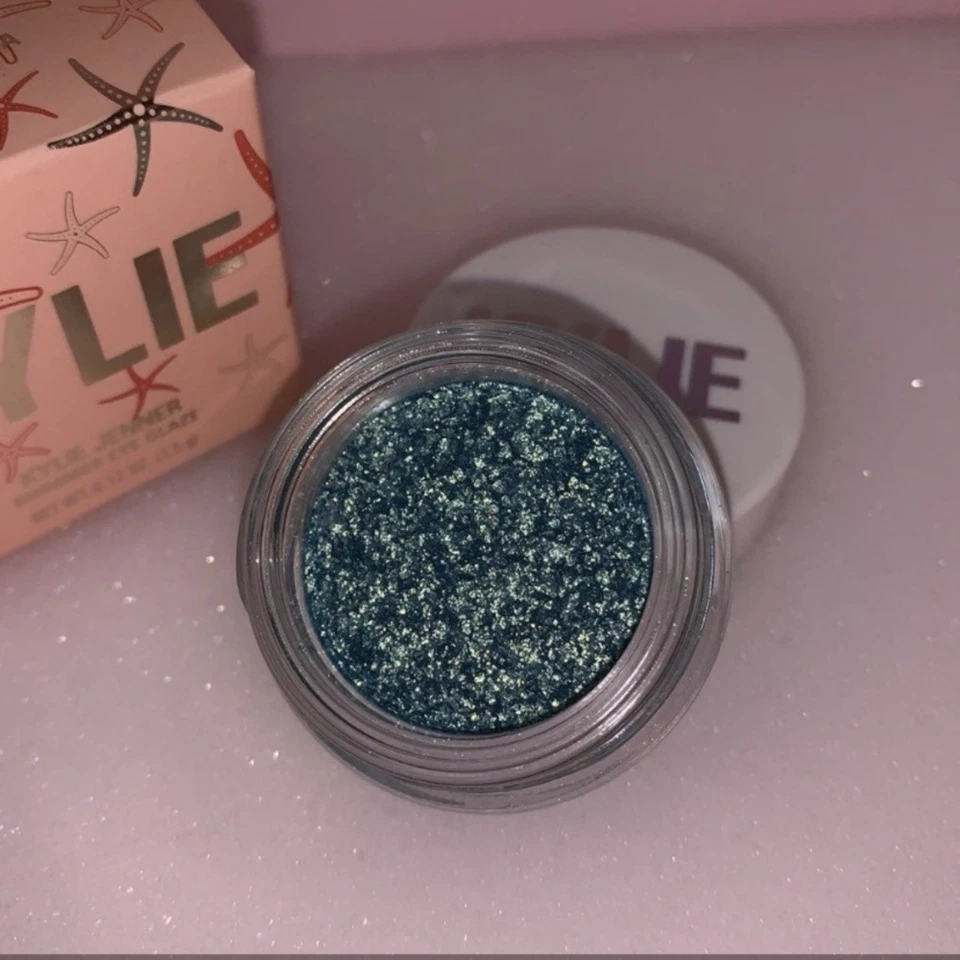 KYLIE JENNER Косметика МЕРЦАЮЩАЯ ГЛАЗНАЯ ГЛАЗУРЬ Aqua Mama ТЕНИ ДЛЯ ВЕК Металлический Синий Бирюзовый - Изображение 2 из 4