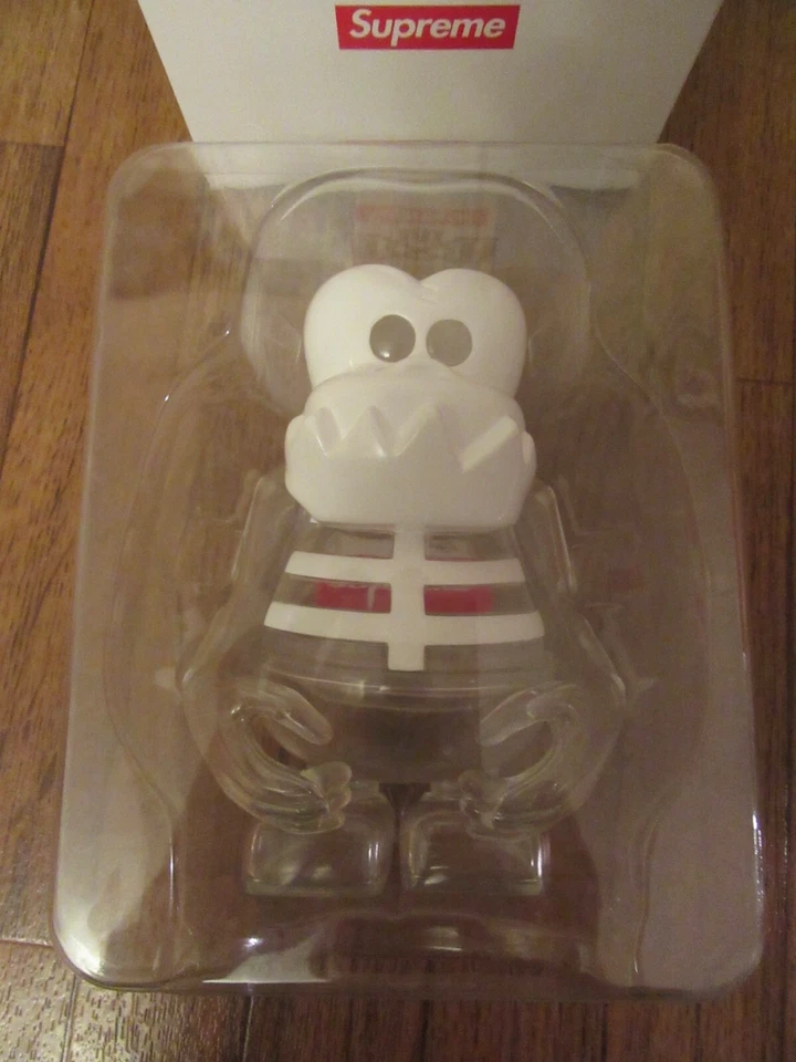 Estatueta transparente Supreme Bounty Hunter Skull-Kun FW23 Supreme New York 2023 nova DS - Imagem 3 de 4