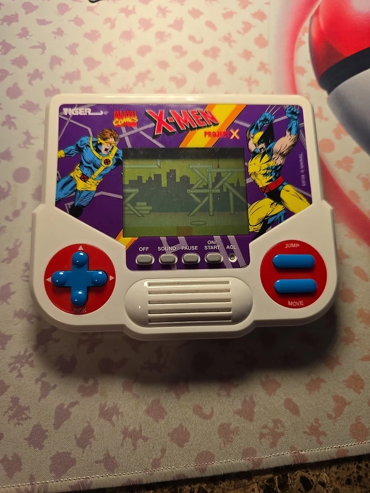 Tiger Electronics - X-Men: Project X Videojuego LCD Portátil 2020 Wolverine Foto 2 de 4