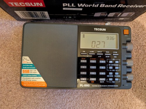 Tecsun PL880 PLL Dual Conversion AM FM Shortwave Portable Radio PL-880 with case - Picture 2 of 5