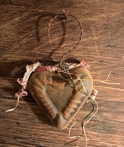 2.75"L PRIM RUSTIC CABIN DECOR BLACKENED BEESWAX HEART WIRE HANGER & MINI KEY