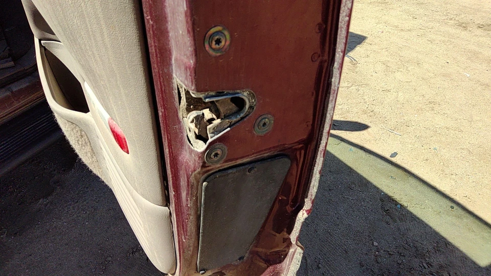 Pestillo puerta delantera derecha pasajero GMC Yukon 1994-00 con varillas/cables OEM 16631626 Foto 3 de 4