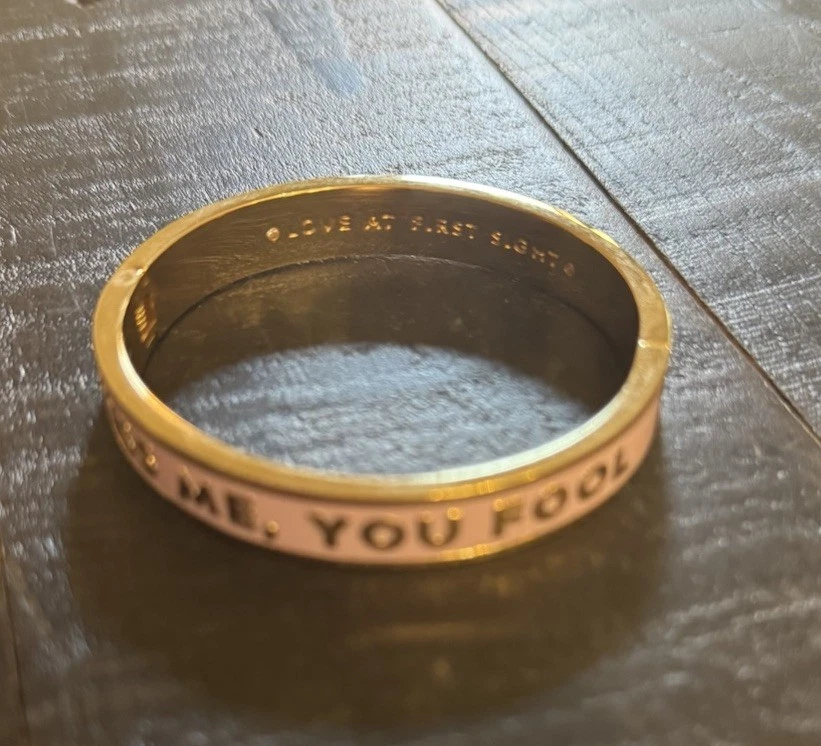 Brazalete Brazalete Kate Spade New York Kiss Me You Fool Tono Dorado Foto 4 de 4