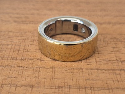 Oura Ring 4 Mittelgroß aus Titan und Gold, Goldfarben - Sehr guter Zustand