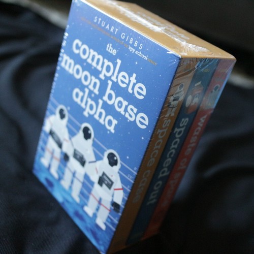NEW Moon Base Alpha Space Spy Completed Book Trilogy Box Set -Stuart Gibbs NIB - Imagen 3 de 4