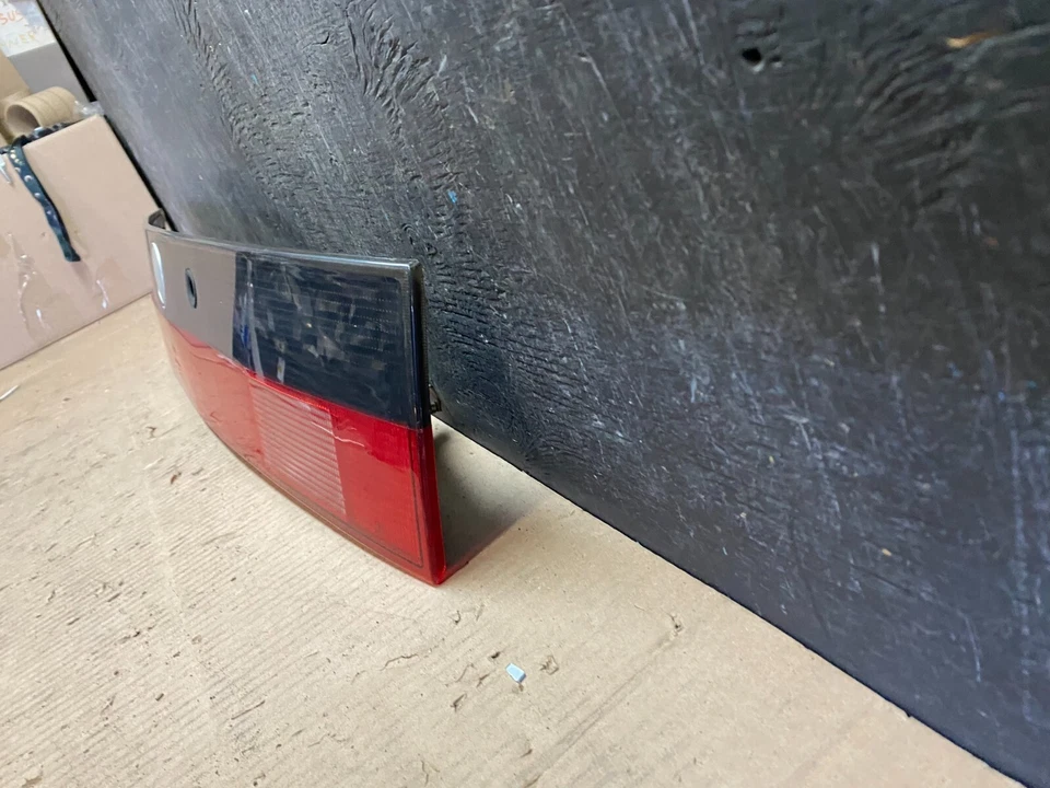 1993 to 1997 Saab 9000 Center Trunk Rear Brake Tail Light OEM i3533 DG1 - Image 2 of 4