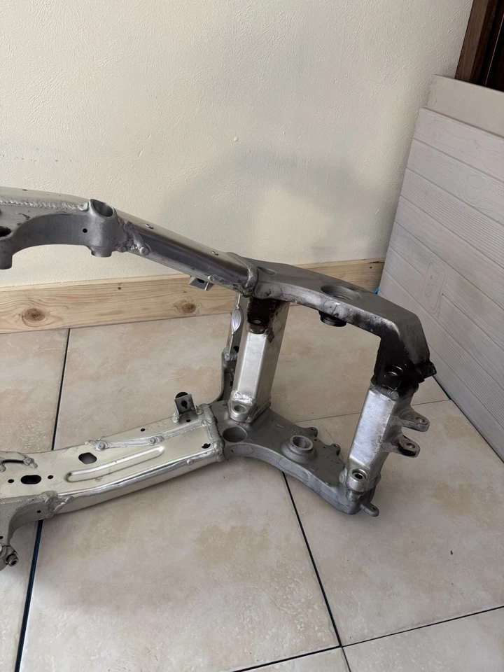 01 02 03 2001 2002 2003 SUZUKI GSXR 600 FRAME MAIN FRAME CHASSIS CLN - Image 2 of 4