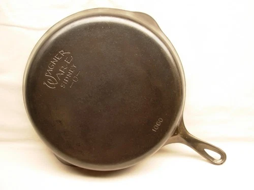 VINTAGE WAGNER WARE SIDNEY -O- 1060 # 10 CAST IRON SKILLET SITS PERFECTLY FLAT